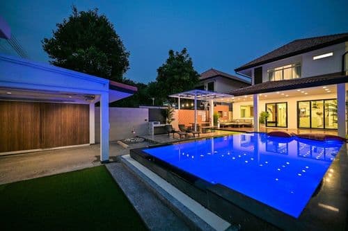 พูลวิลล่า พัทยา (4BD Pool Villa Pattaya with Jacuzzi & Exquisite Pool Villa A)