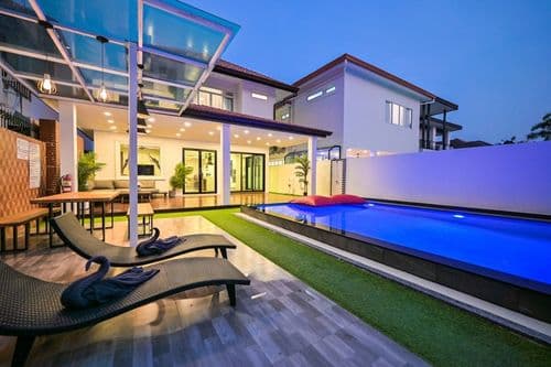 พูลวิลล่า พัทยา (4BD Pool Villa Pattaya with Jacuzzi & Exquisite Pool Villa A)
