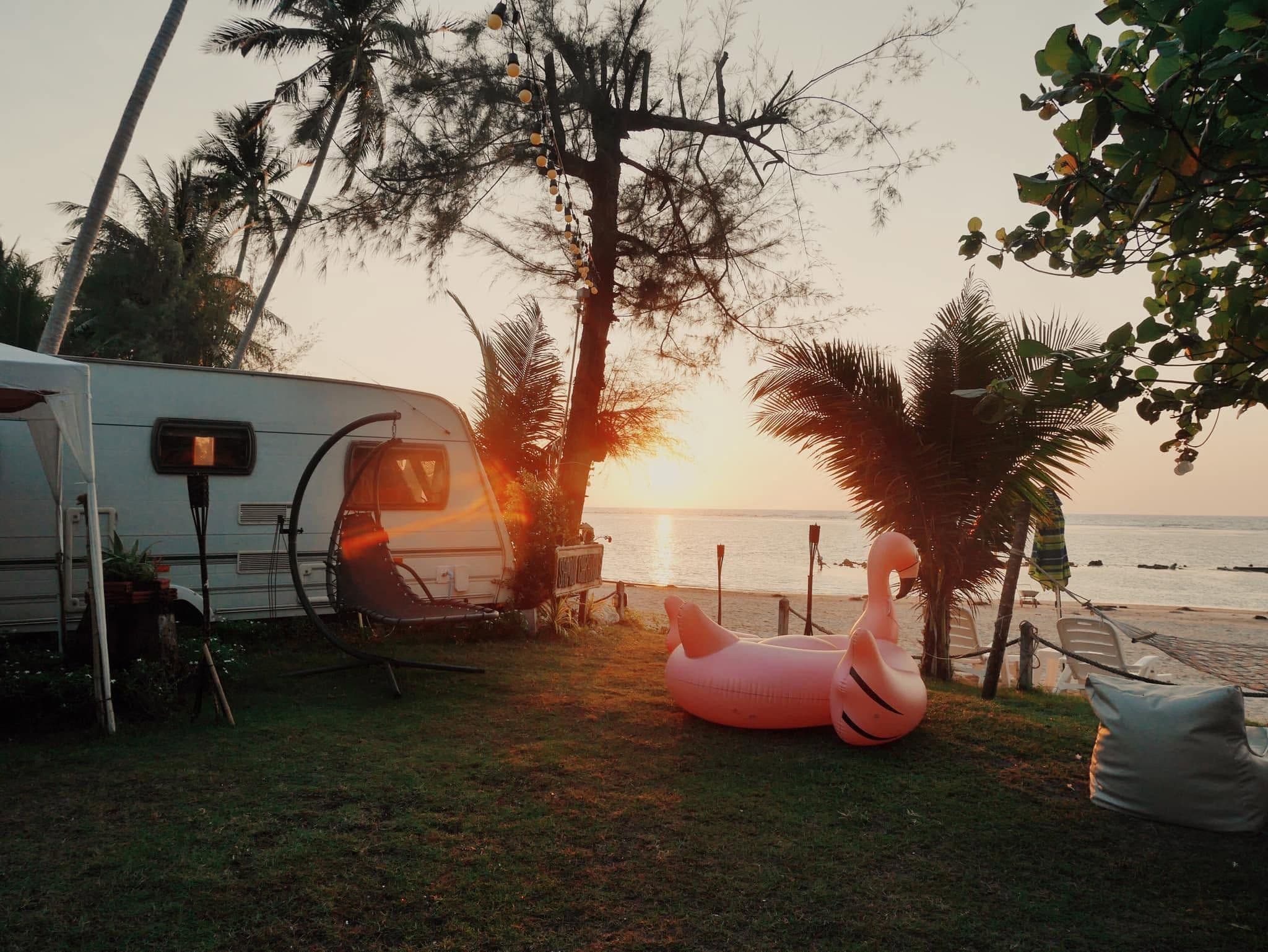 สมุยคาราวานบีชแคมป์ (Samui Caravan)